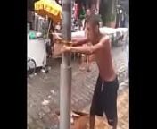 homem sob efeito de tentando matar um poste. from tamil matar