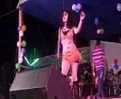 सेक्सी डांस करते वक़्त पसीने से तड़बतर from hindi stage song