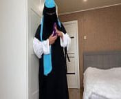 Arab wife in hijab found a sex toy while cleaning and got horny from hijab toy