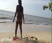 Ebony woman doing some exercise naked on the beach from femmes nues la plage