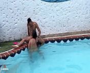 THE NEIGHBOR COMES DOWN TO SUN AND I SEDUCE HER TO GIVE ME A DELICIOUS BLOWJOB IN THE POOL from sex with eel