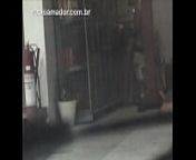 Cliente flagra homem fodendo mulher em &aacute;rea de circula&ccedil;&atilde;o em posto de gasolina from man sex zone