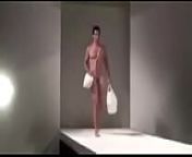 Hot - Khỏa th&acirc;n tr&igrave;nh diễn thời trang from nude flashing fashion show