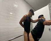 Fudendo no banheiro da academia from fudendo na academia gay