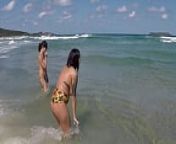 Duas amigas nuas em uma praia deserta acharam um negro pra se divertir from nude colors tv s