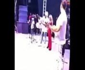 Namorada levar sarrada no palco from “on stage”
