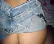 Gran trasero con jean roto recibe creampie en su apretado co&ntilde;o rosado. Video porno casero from jilbab jeans robek