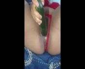 Masturbación con gran pepino from xsex barat video com