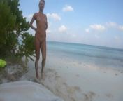 Nøgen pige i sandet på havet from nudism pagean