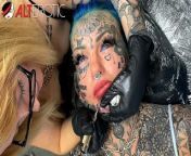 Australian bombshell Amber Luke gets a new chin tattoo from ሲበደት