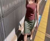 Tank top office worker's swaying tits and whipped thighs are so erotic! from 谷間