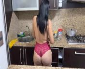 I found my beautiful milf cooking in a bikini with her huge ass and I stayed to help her from accidentalmente embaraze a mi madrastra